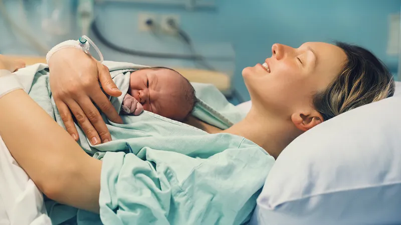 Qué es mejor la cesárea o el parto natural